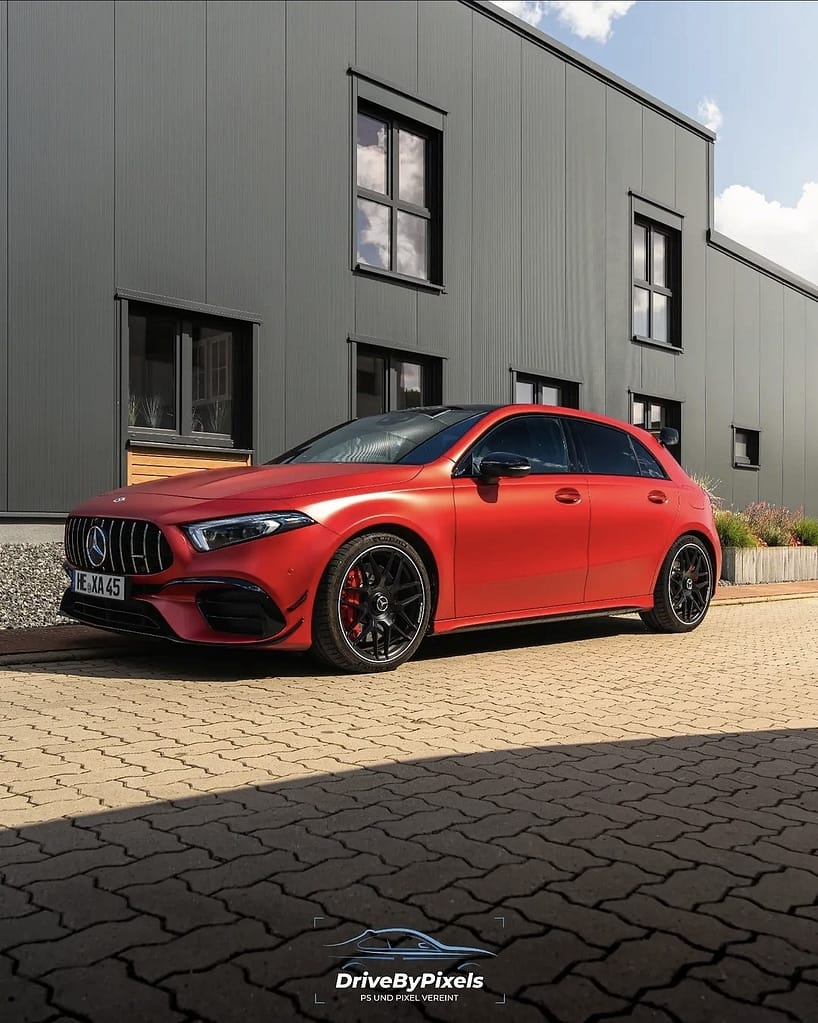 Mercedes-AMG A45 S W177 rot Seitenansicht vor Industriegebäude