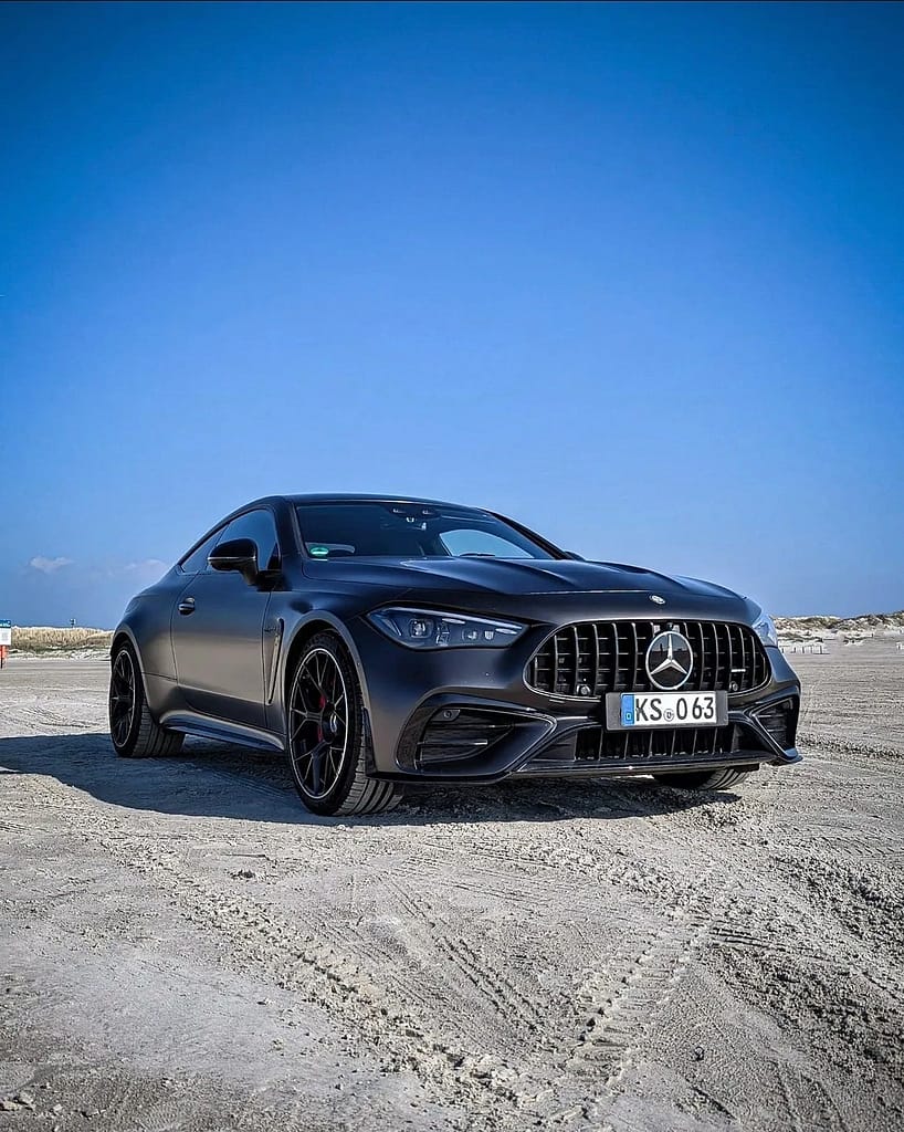 Mercedes-AMG CLE 53 Coupé C236 am Strand mit sportlicher Linienführung und AMG Design