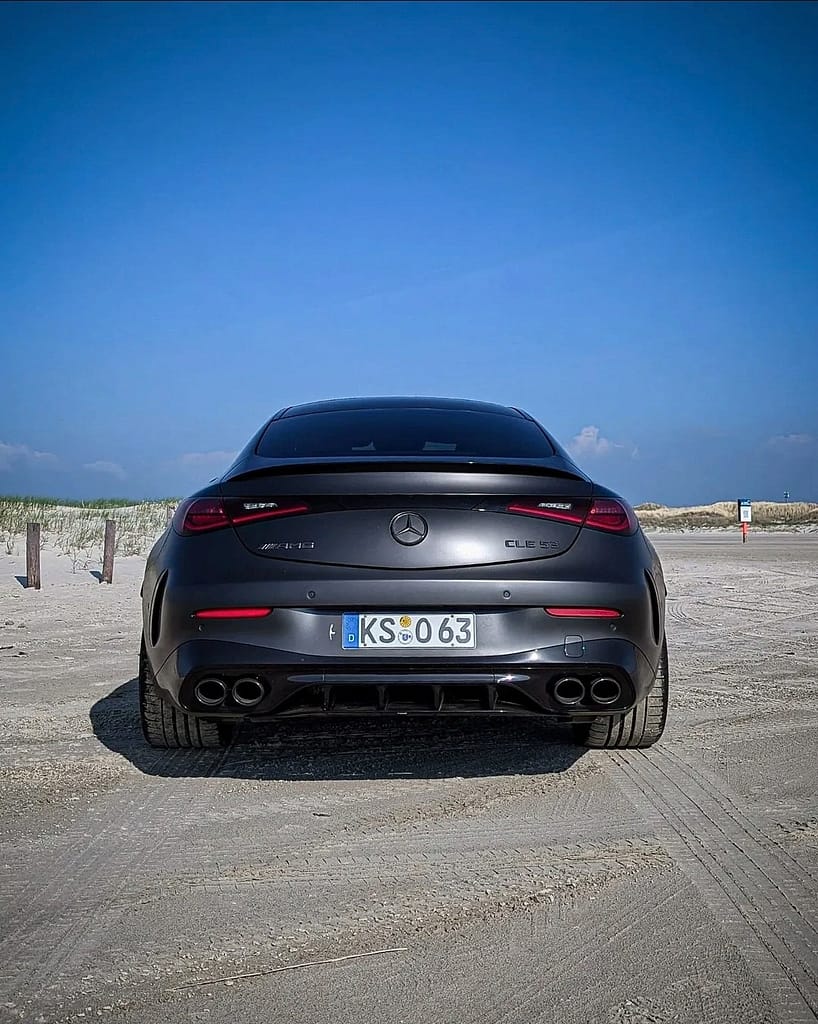 Mercedes-AMG CLE 53 C236 Heckansicht mit Quad Auspuff und LED Rückleuchten am Strand