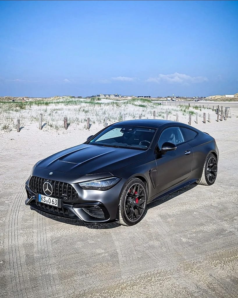 Mercedes-AMG CLE 53 Coupé Seitenansicht am Strand mit schwarzen Felgen und roter Bremsanlage
