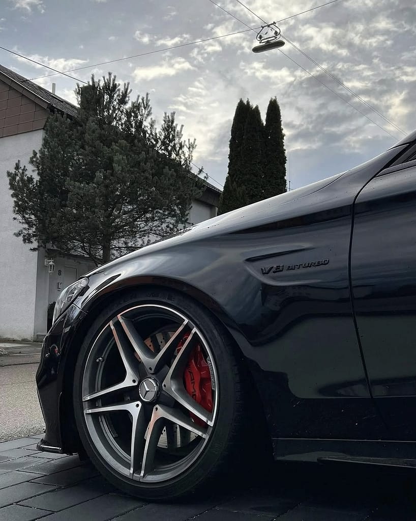 Schwarzer Mercedes-AMG C63 S T-Modell S205 in exklusiver Automotive Fotografie mit AMG Felgen, V8 Biturbo Details und sportlicher Seitenansicht