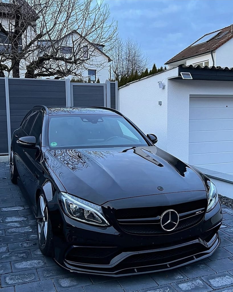 Schwarzer Mercedes-AMG C63 S T-Modell S205 in exklusiver Automotive Fotografie mit AMG Felgen, V8 Biturbo Details und sportlicher Seitenansicht