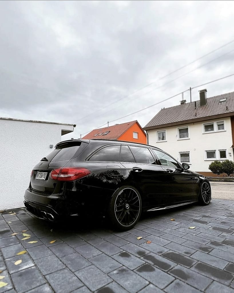 Schwarzer Mercedes-AMG C63 S T-Modell S205 in exklusiver Automotive Fotografie mit AMG Felgen, V8 Biturbo Details und sportlicher Seitenansicht