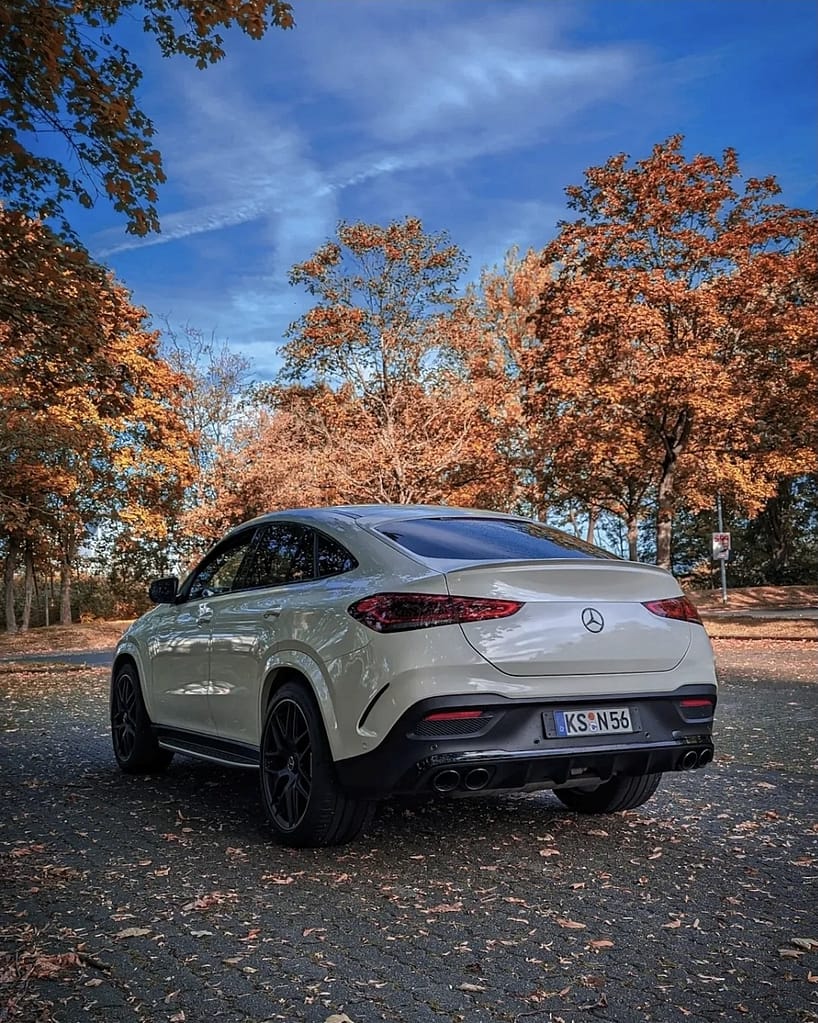 Mercedes-AMG GLE 53 Coupé C167 in Weiß mit sportlichem Heckdesign und AMG Performance Styling im Herbst