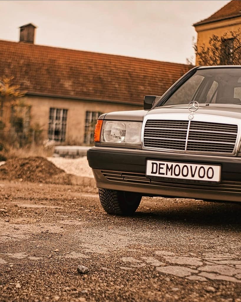 Mercedes-Benz 190E W201 Klassiker in warmer Lichtstimmung fotografiert auf urbanem Gelände – Automotive Fotografie Detailaufnahme Front und Seitenansicht
