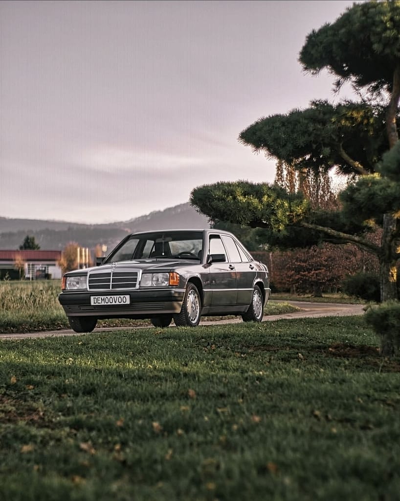 Mercedes-Benz 190E W201 Frontansicht klassischer Oldtimer auf Landstraße