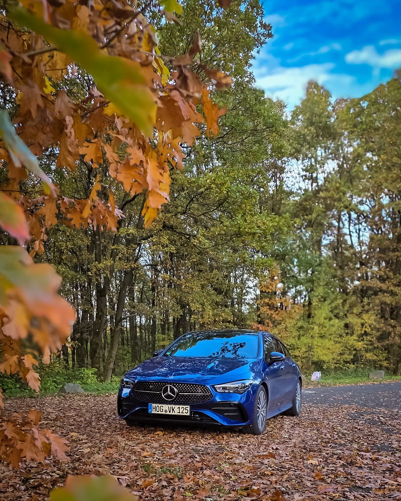 Mercedes-Benz CLA Shooting Brake Frontansicht im Herbstwald