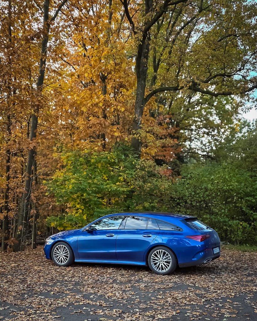 Mercedes-Benz CLA Shooting Brake Seitenansicht im Herbst
