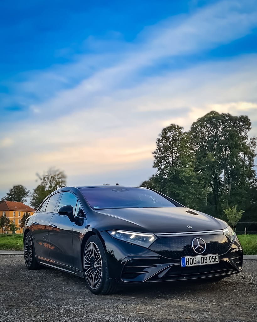 Mercedes-Benz EQS 450+ Front-Seitenansicht im Abendlicht
