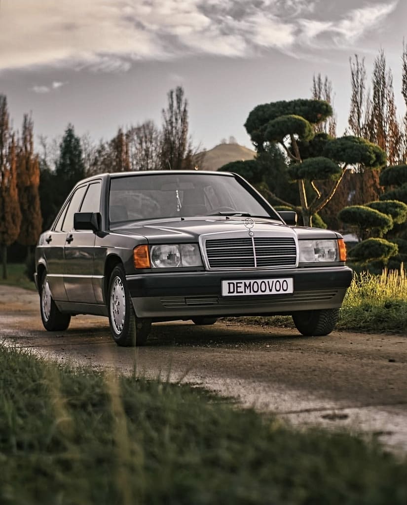 Mercedes-Benz 190E W201 Frontansicht klassischer Oldtimer auf Landstraße