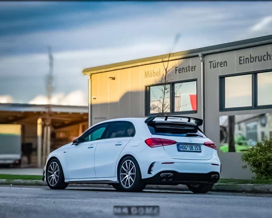 Mercedes-AMG A45 S W177 in Weiß mit Panamericana Grill und sportlicher Front auf Straße