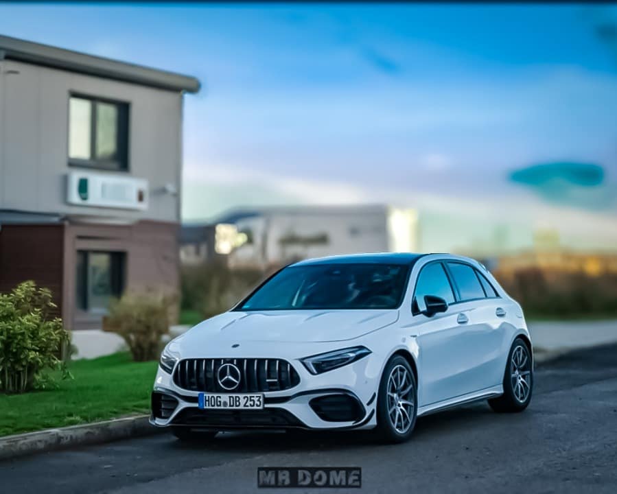 Mercedes-AMG A45 S W177 in Weiß mit Panamericana Grill und sportlicher Front auf Straße